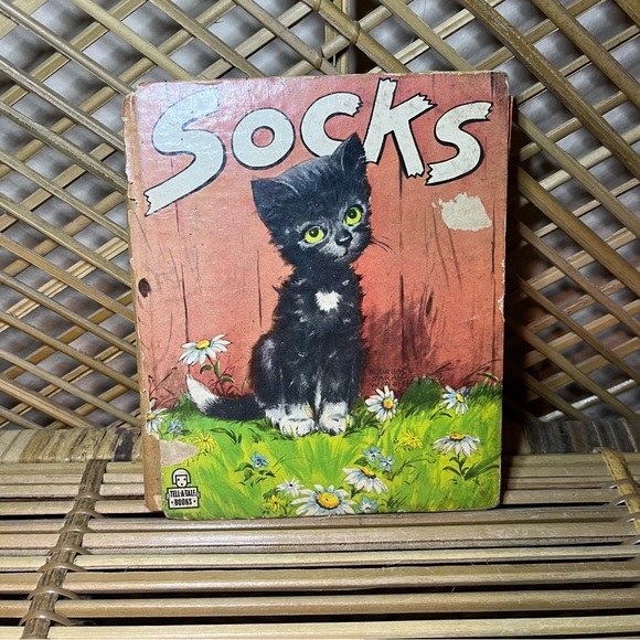 Vintage Socks Tell a Tale Book 1949 HTF cat - Picture 1 of 9